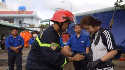 Học sinh, sinh viên trải nghiệm thực tế về cứu nạn, cứu hộ, ứng phó kịp thời khi cháy xảy ra.