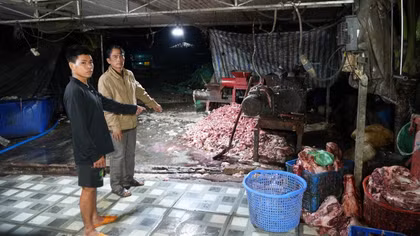 Trần Văn Hùng (mặc áo khoác vàng) cùng tang vật.
