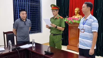 Cơ quan Cảnh sát điều tra Công an tỉnh Lào Cai thi hành Lệnh tạm giam đối với bị can Trần Đức Thắng để điều tra về hành vi lừa đảo chiếm đoạt tài sản.