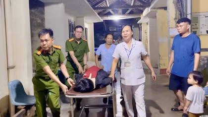 Công an xã Vân Hòa, tỉnh Đắk Lắk băng rừng, kịp thời đưa sản phụ đến bệnh viện.