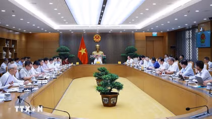 Thủ tướng Lê Minh Hưng làm việc với lãnh đạo Bộ Y tế và các bộ về dự thảo sửa đổi, bổ sung một số điều của luật trong lĩnh vực y tế. (Ảnh: Dương Giang/TTXVN)