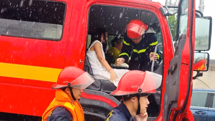 Lực lượng Cảnh sát PCCC và CNCH Công an tỉnh Nghệ An kịp thời đưa sản phụ A. đến bệnh viện khi những tuyến đường tại phường trung tâm bị ngập sâu.