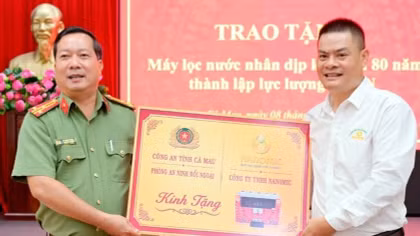 Nanomic trao tặng máy lọc nước cho lực lượng Công an tại Cà Mau