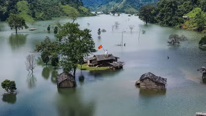 Hồ Tà Phình đẹp nao lòng trong sắc thu cao nguyên Mộc Châu