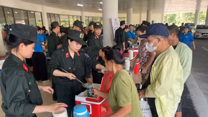Trao 1.000 suất cháo nhân ái tại Bệnh viện Ung bướu tỉnh Thanh Hóa
