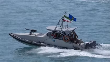 Mỹ không kích tàu của IRGC và trận địa tên lửa Iran gần Hormuz