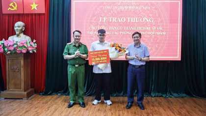 Khen thưởng học sinh lớp 12 dũng cảm, đương đầu với cẩu tặc