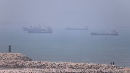 Ba tàu dầu đầu tiên nối lại hành trình qua Hormuz