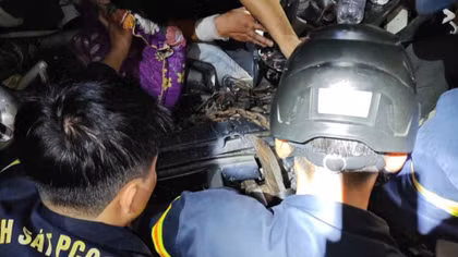 Nghẹt thở giải cứu tài xế xe tải mắc kẹt trong cabin vỡ vụn