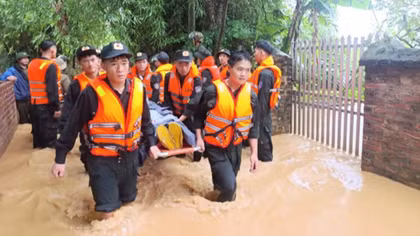 Công an Cao Bằng hỗ trợ người dân ứng phó với mưa lũ