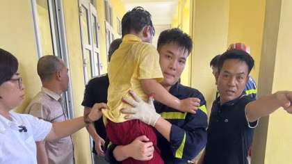 Kịp thời giải cứu bé trai lớp 2 mắc kẹt trong khe tường hẹp