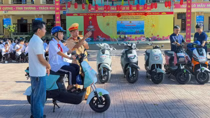Học sinh được hướng dẫn kỹ năng sử dụng xe máy điện khi tham gia giao thông.