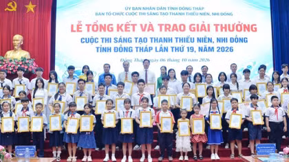 Lãnh đạo UBND tỉnh Đồng Tháp, các sở, ngành cùng các em học sinh chụp ảnh lưu niệm.