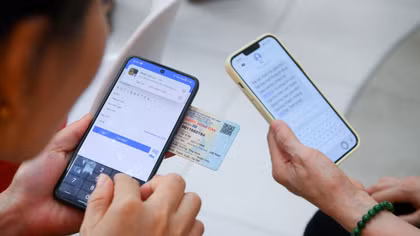 Viettel hỗ trợ xác thực thông tin thuê bao tại nhà cho người cao tuổi