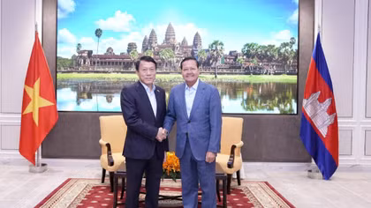 Bộ trưởng Lương Tam Quang chào xã giao Phó Thủ tướng thứ nhất Campuchia Neth Savoeun