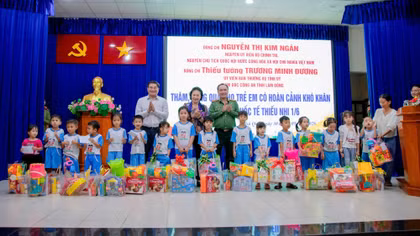 Nguyên Chủ tịch Quốc hội Nguyễn Thị Kim Ngân tặng quà tại đặc khu Phú Quý