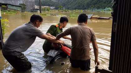 Công an xã Mường Khương xuyên đêm giúp dân chống lũ 