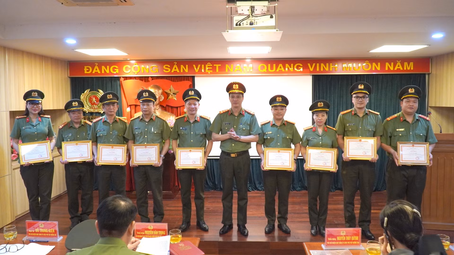 Đại tá Nguyễn Xuân Trung, Phó Chủ nhiệm UBKT Đảng ủy Công an Trung ương, Phó Thủ trưởng Cơ quan UBKT Đảng ủy Công an Trung ương trao Giấy khen tặng các cá nhân có thành tích xuất sắc.