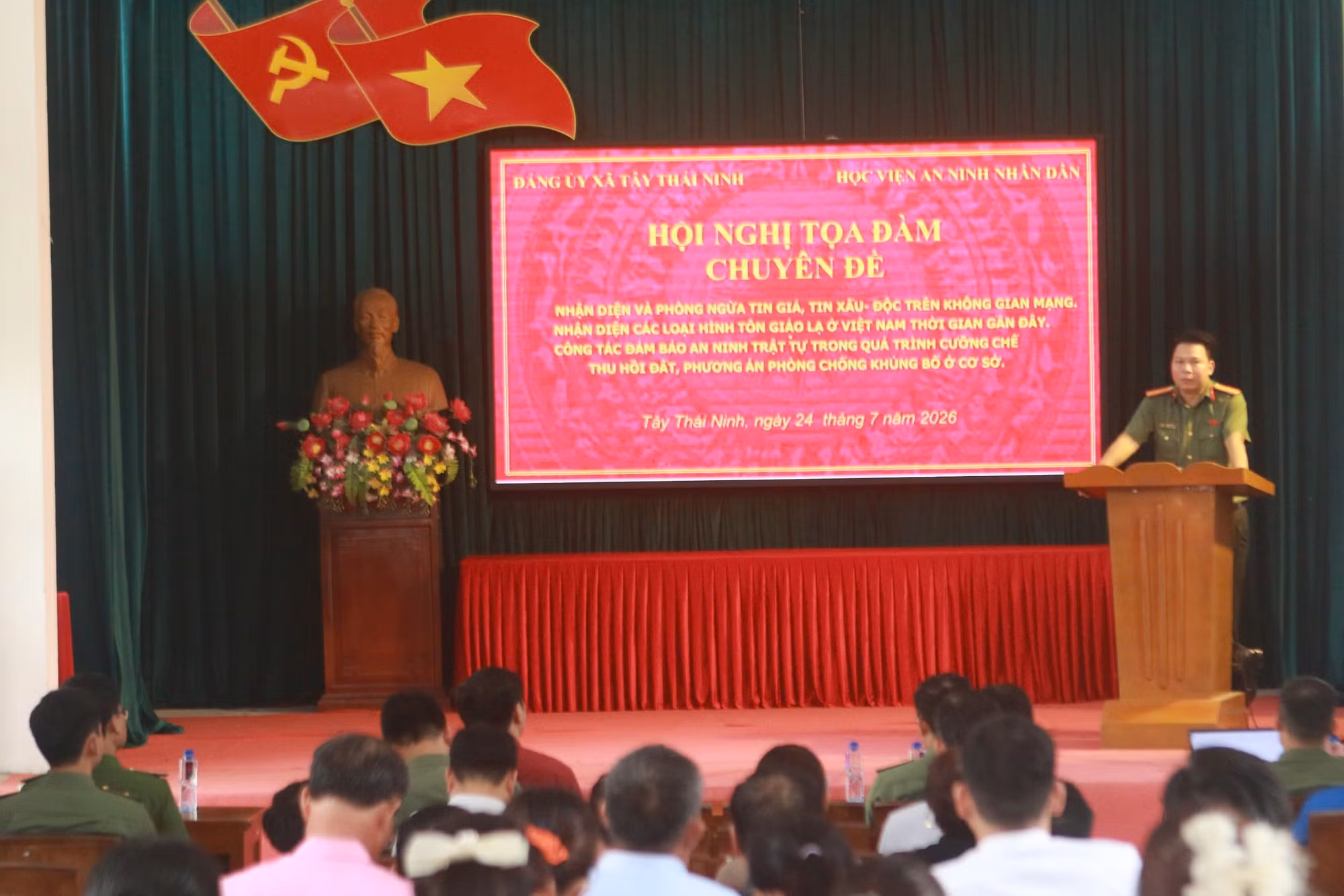 Giảng viên Khoa An ninh nội địa báo cáo chuyên đề cho cán bộ, đảng viên tại xã Tây Thái Ninh, tỉnh Hưng Yên.