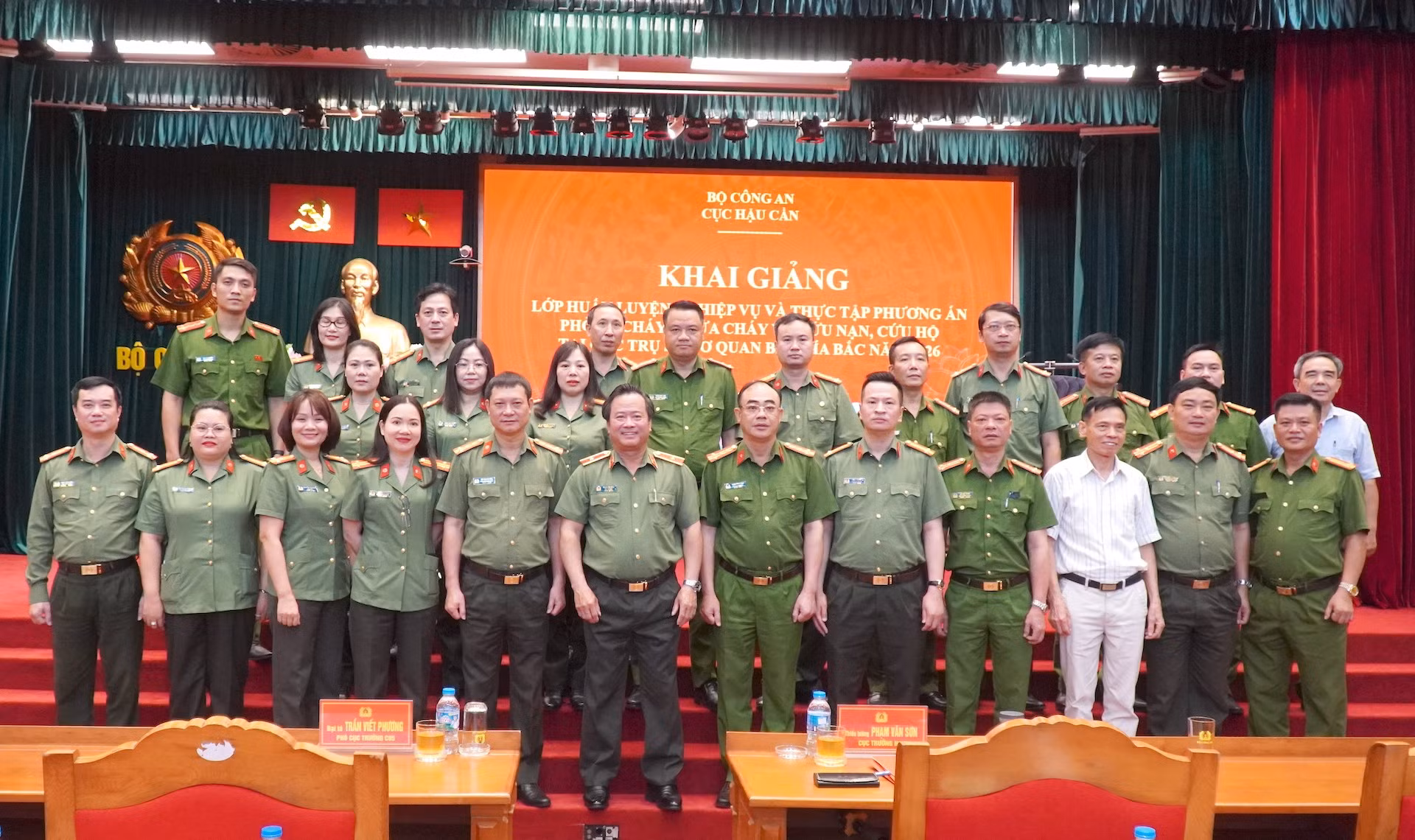 Các đại biểu dự khai giảng lớp huấn luyện.