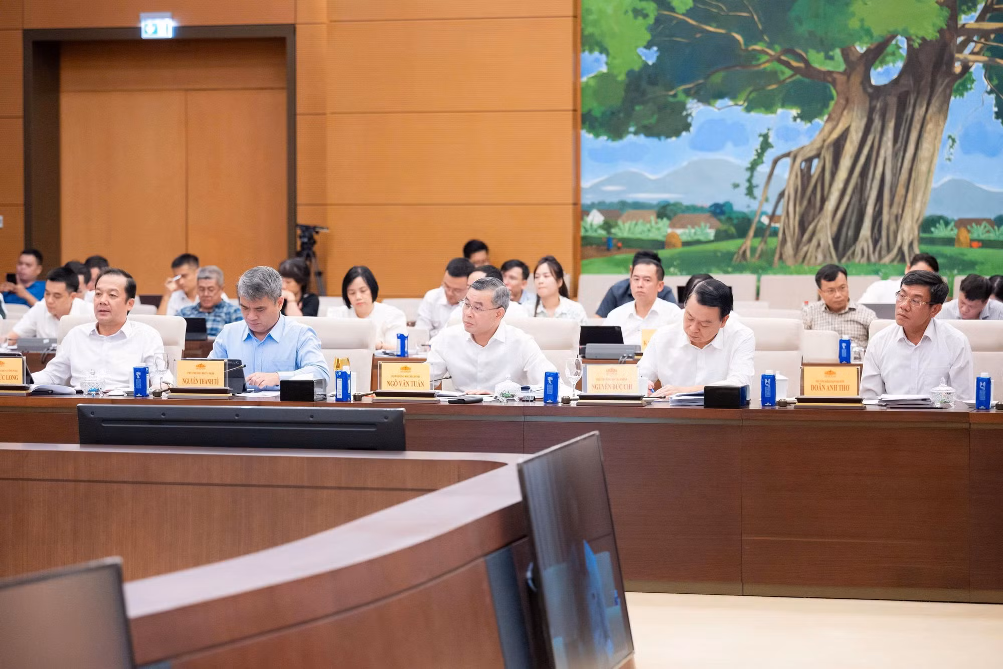 Các đại biểu dự phiên họp.