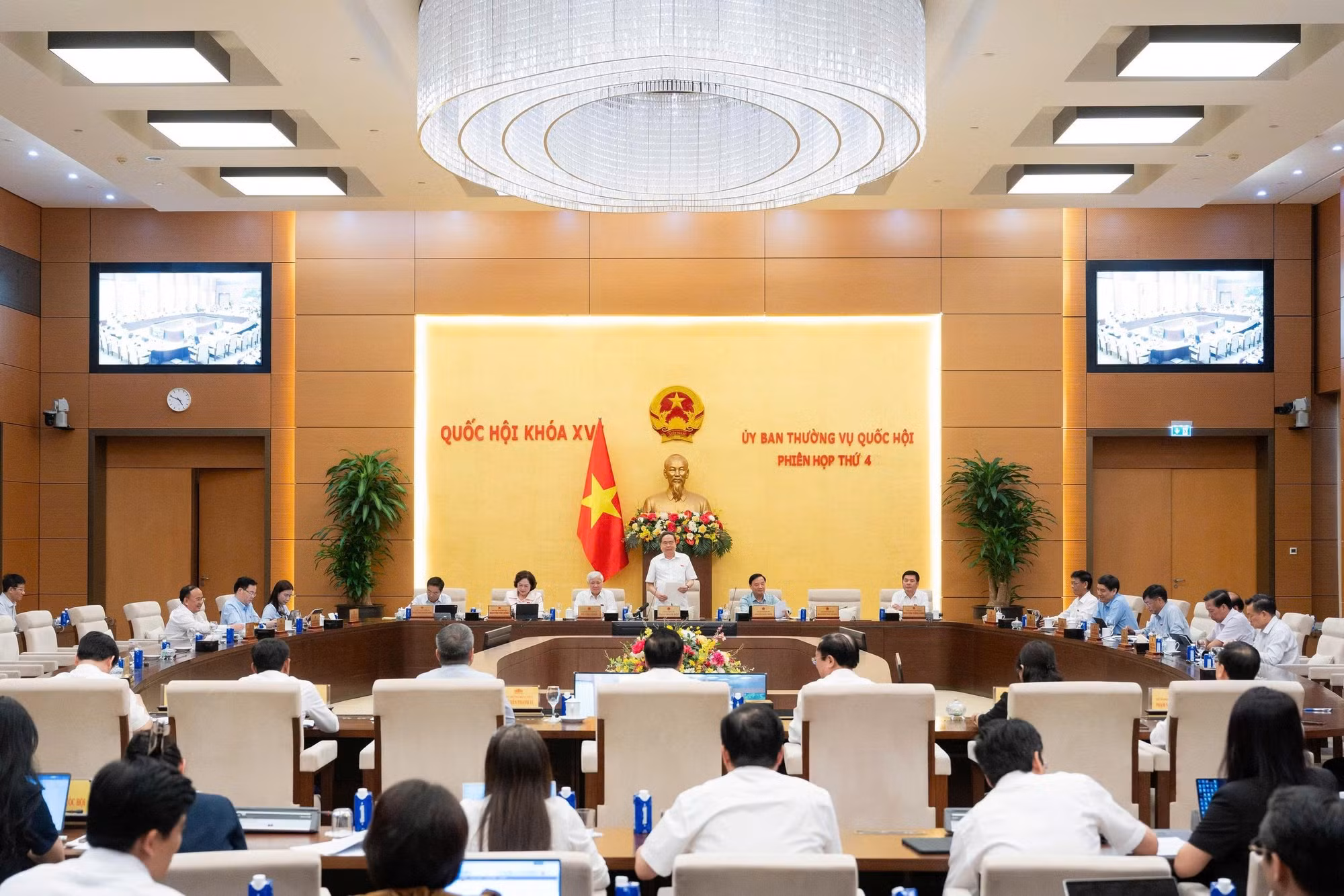 Quang cảnh phiên họp.