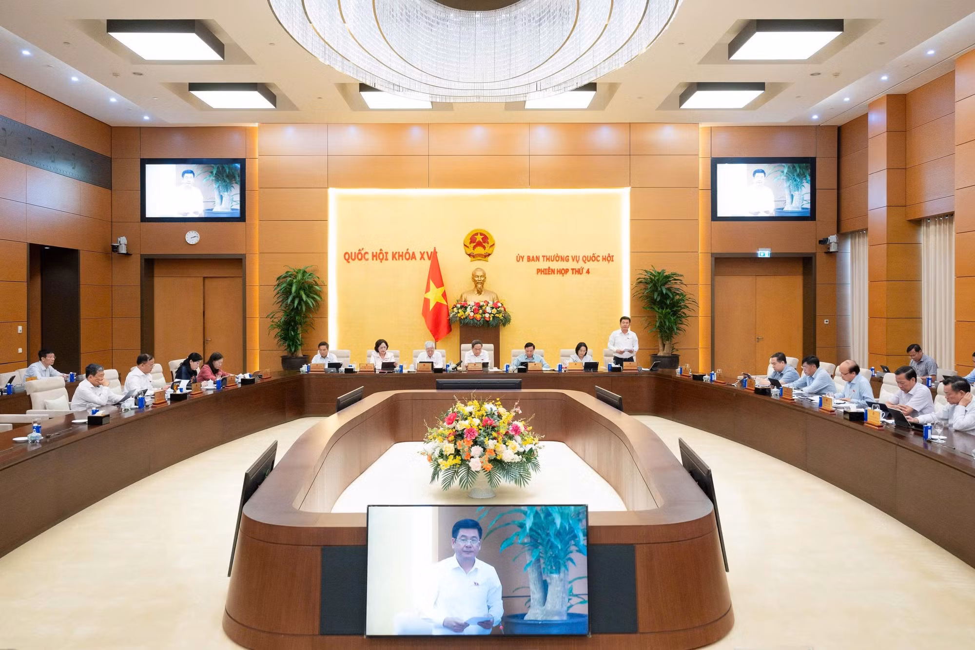 Quang cảnh phiên họp về dự án Luật Kinh doanh bất động sản (sửa đổi).