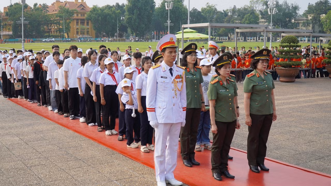 Đoàn đại biểu và các cháu tham gia Chương trình "Trại hè yêu thương" năm 2026 gồm 150 người.