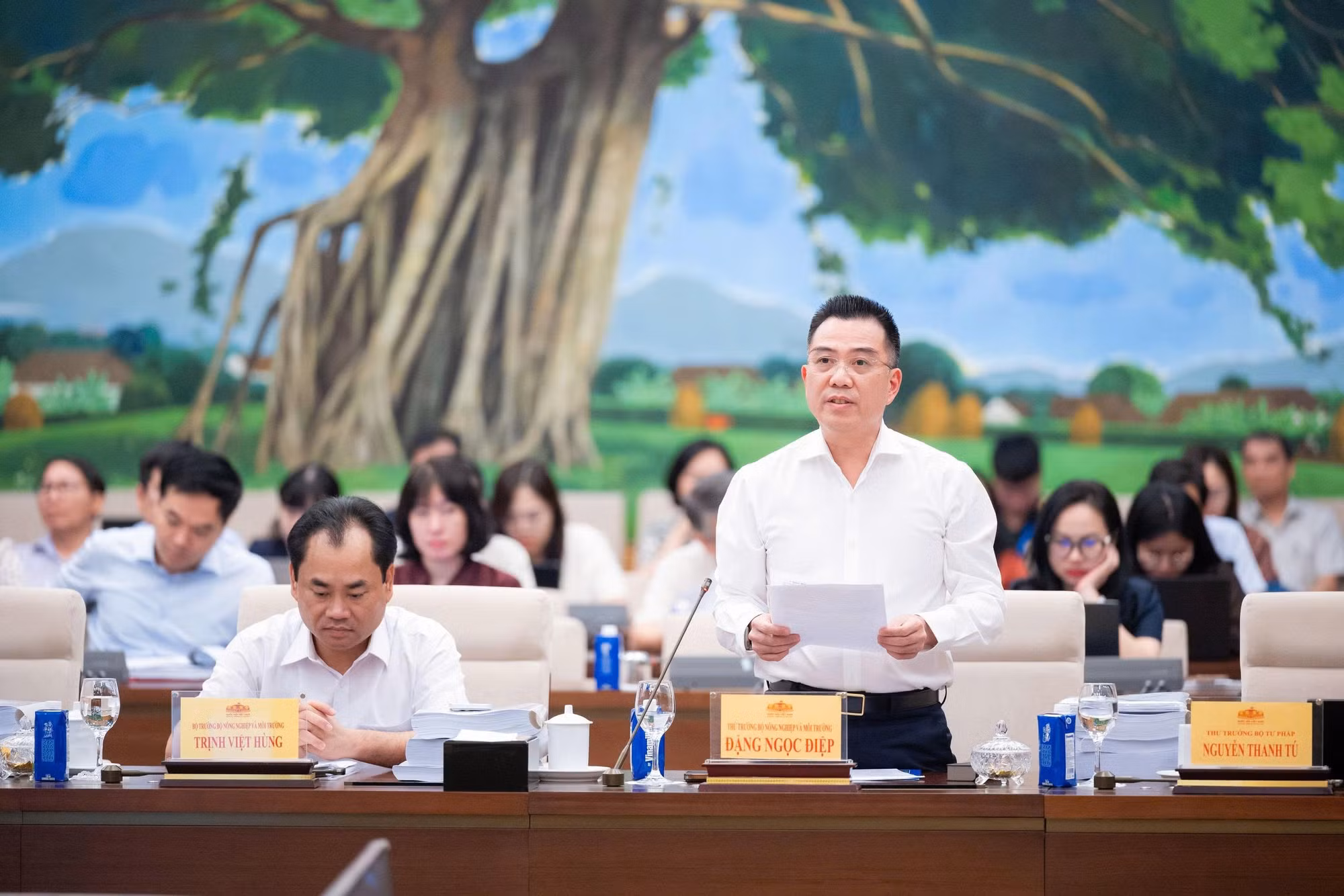 Thứ trưởng Bộ Nông nghiệp và Môi trường Đặng Ngọc Điệp trình bày báo cáo tóm tắt về dự thảo luật