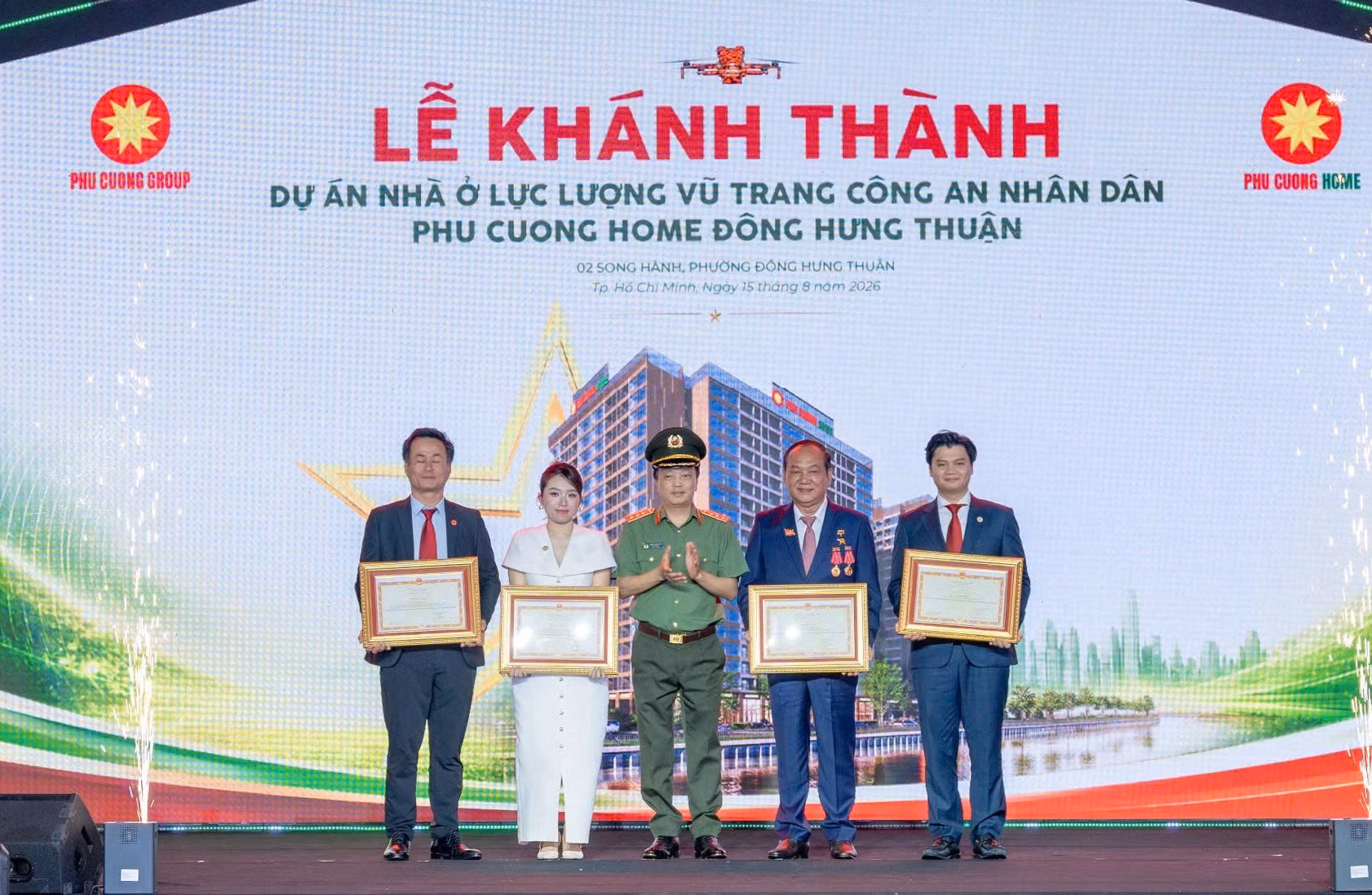 Thứ trưởng Đặng Hồng Đức trao Bằng khen của Bộ trưởng Bộ Công an tặng các tập thể, cá nhân có thành tích xuất sắc trong triển khai dự án.