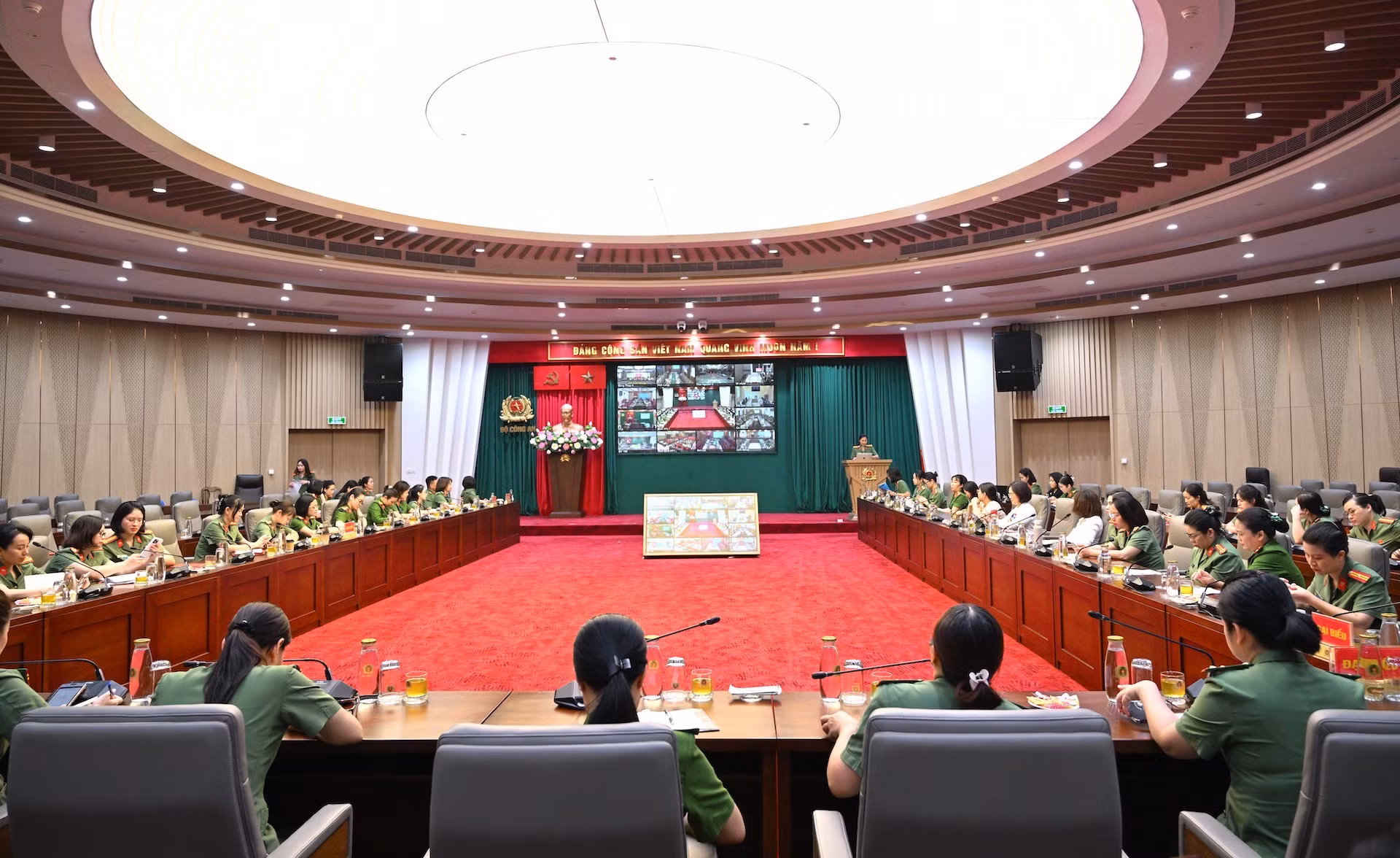 Hội nghị được tổ chức theo hình thức trực tiếp kết hợp trực tuyến đến Công các các địa phương.