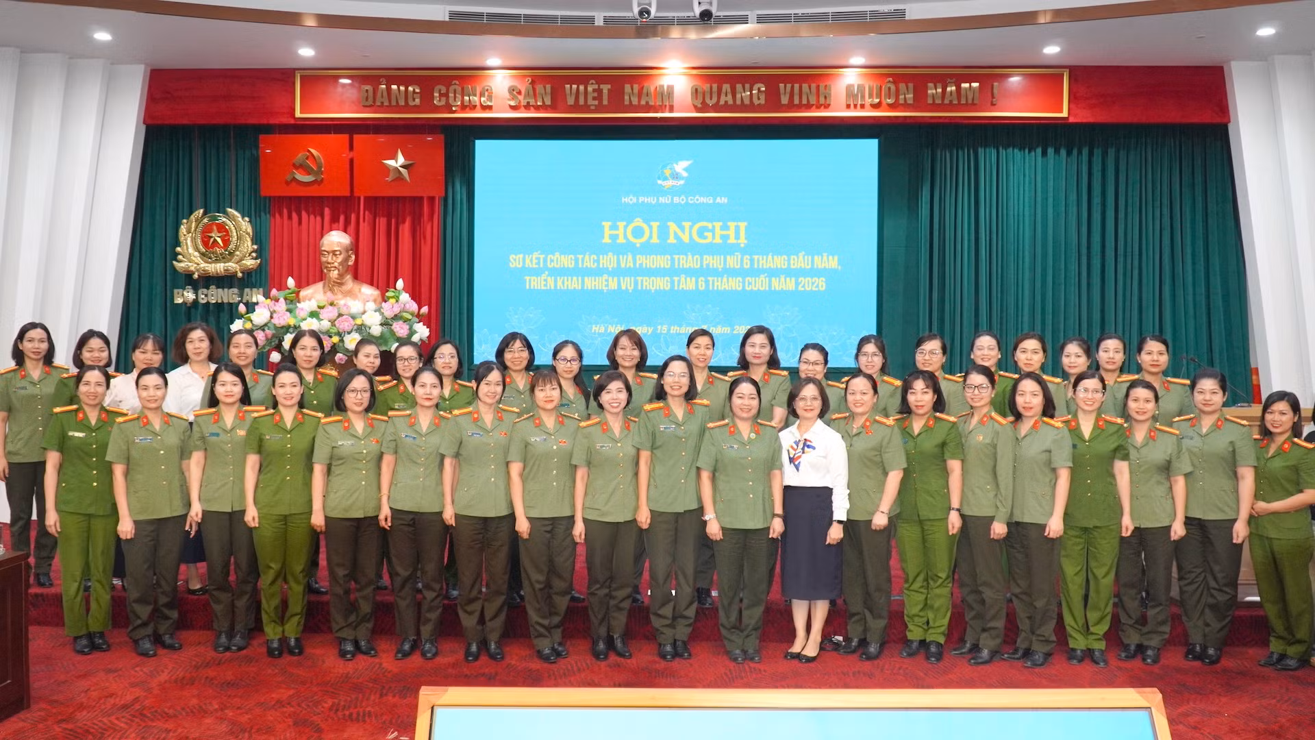 Các đại biểu tham dự hội nghị.