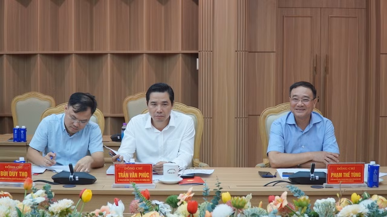 Thượng tướng Phạm Thế Tùng, Ủy viên Trung ương Đảng, Thứ trưởng Bộ Công an, Phó Trưởng đoàn cùng các thành viên Đoàn kiểm tra giám sát số 17.