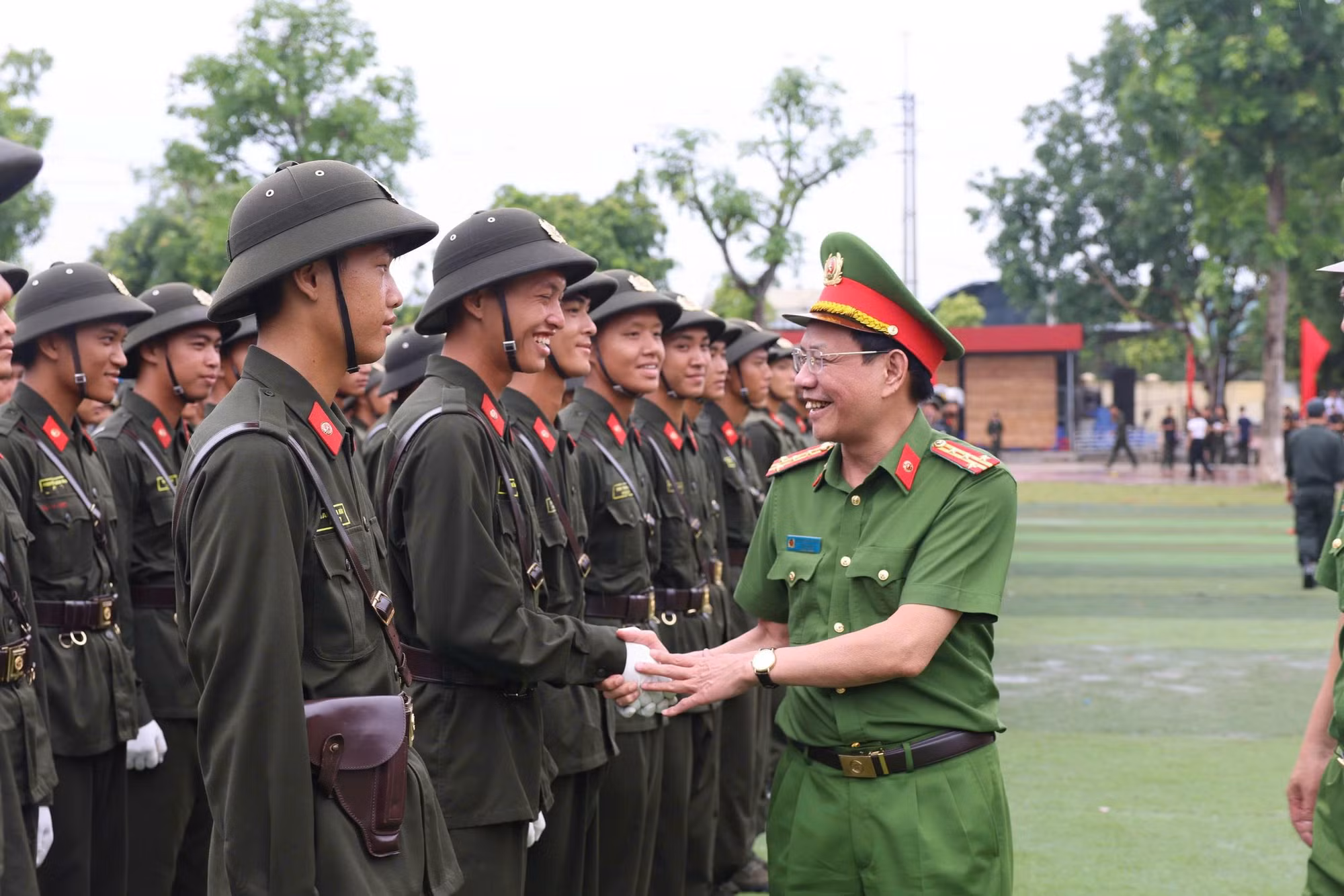 Đại tá Nguyễn Văn Trầm, Phó Tư lệnh Cảnh sát cơ động chúc mừng các chiến sĩ mới đã hoàn thành khóa huấn luyện tại Trung tâm Huấn luyện, bồi dưỡng nghiệp vụ và giáo dục nghề nghiệp số 1.