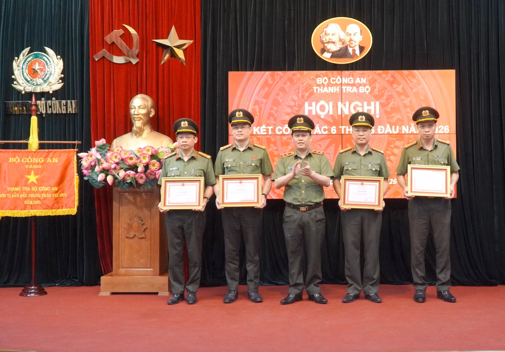 Trung tướng Bùi Quang Thanh trao Giấy khen tặng các tập thể có thành tích xuất sắc.
