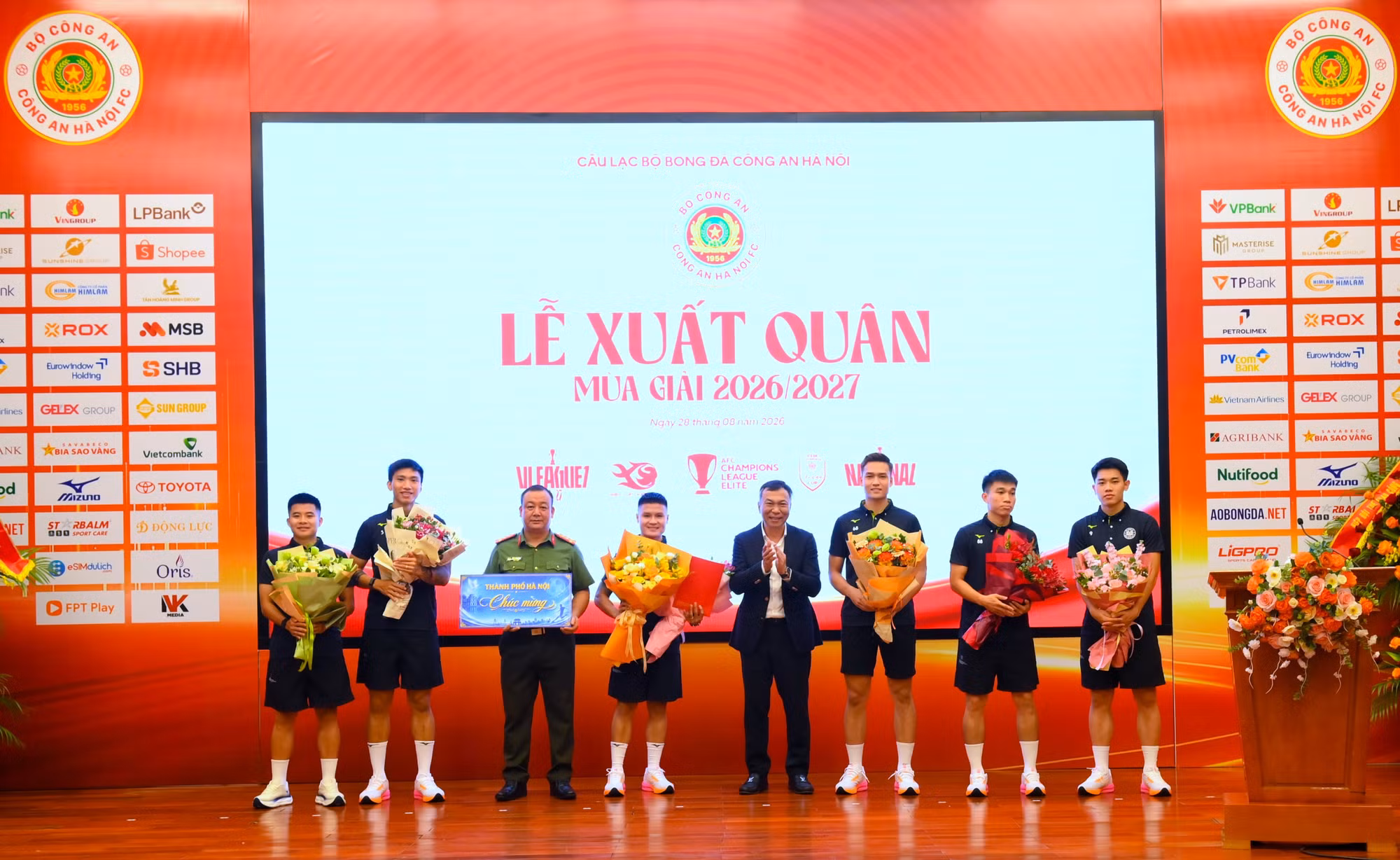 Ông Trần Quốc Tuấn, Chủ tịch Liên đoàn bóng đá Việt Nam tặng quà chúc mừng CLB Bóng đá Công an Hà Nội.
