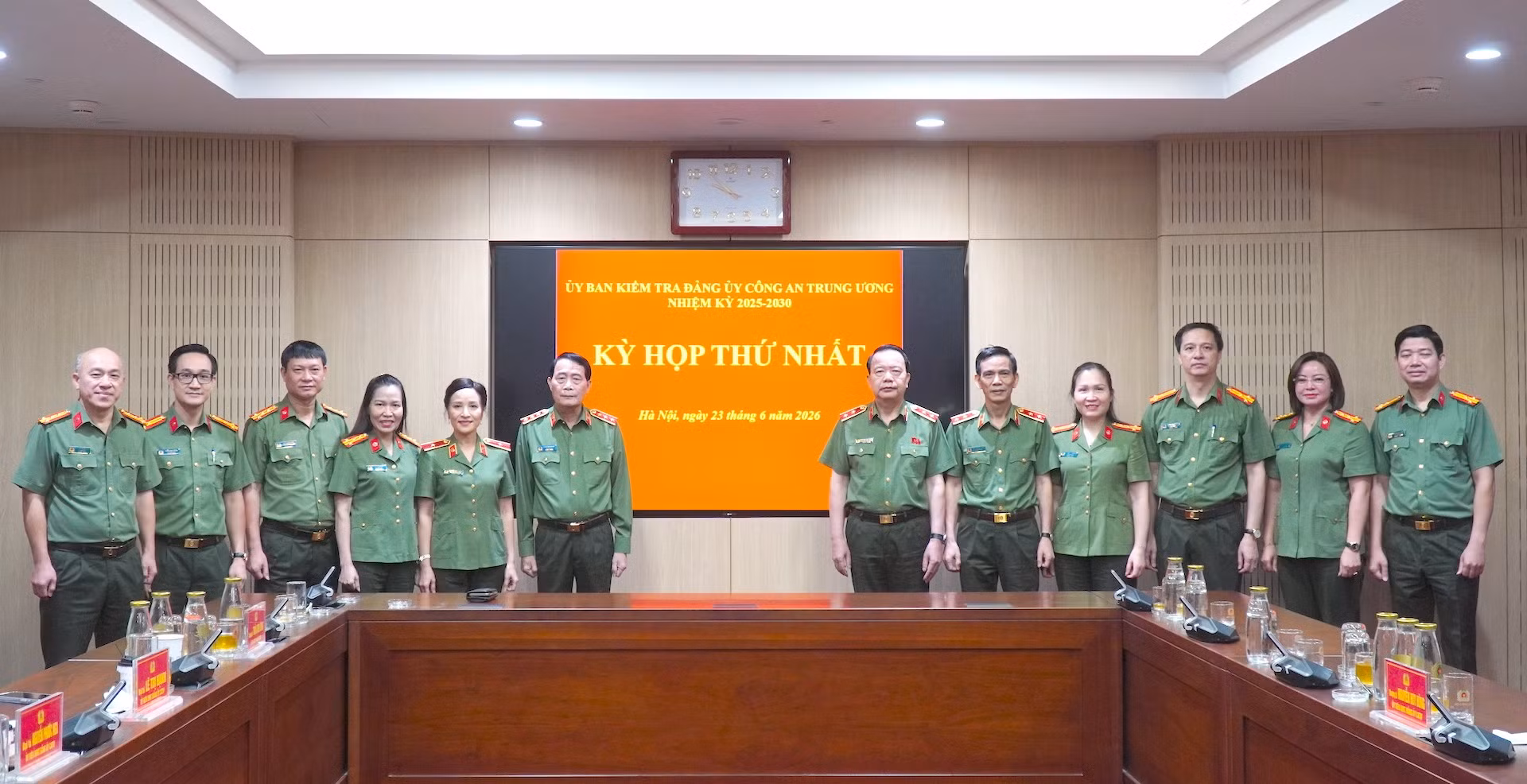 Thứ trưởng Lê Quốc Hùng cùng các đại biểu dự kỳ họp.