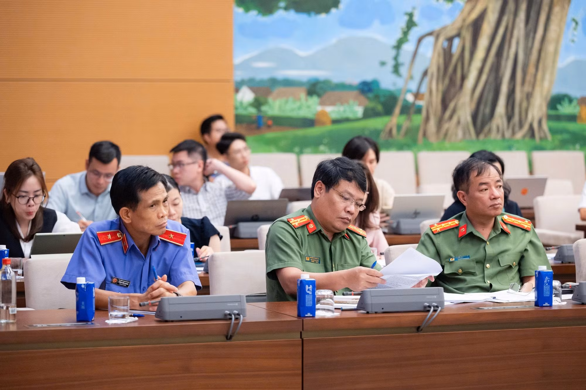 Các đại biểu dự phiên họp.