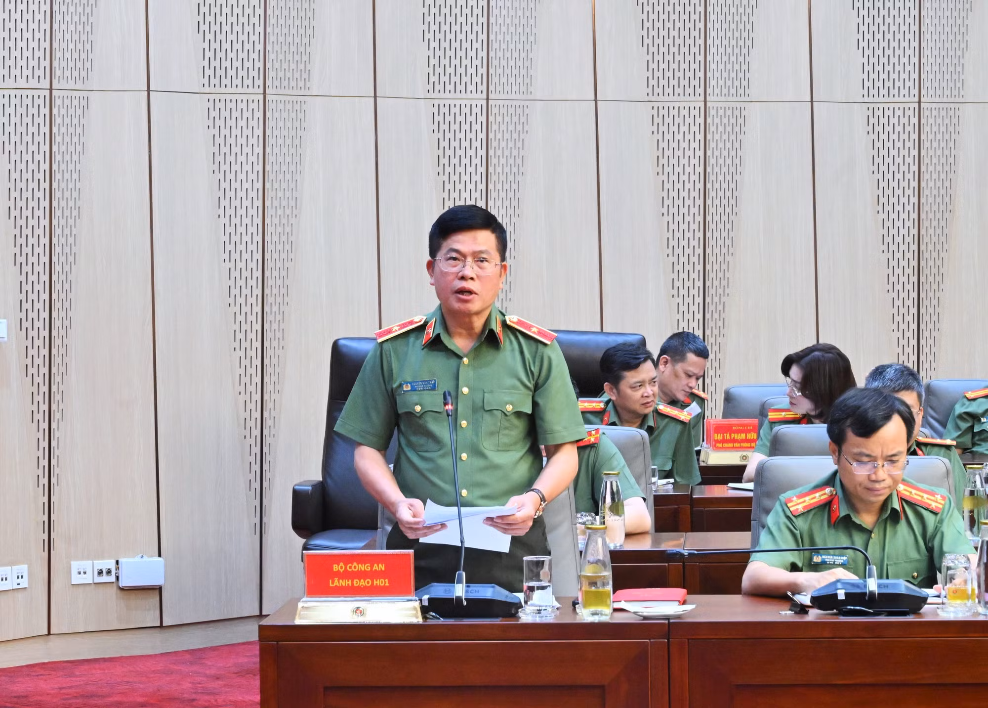 Các đại biểu phát biểu tại hội nghị.