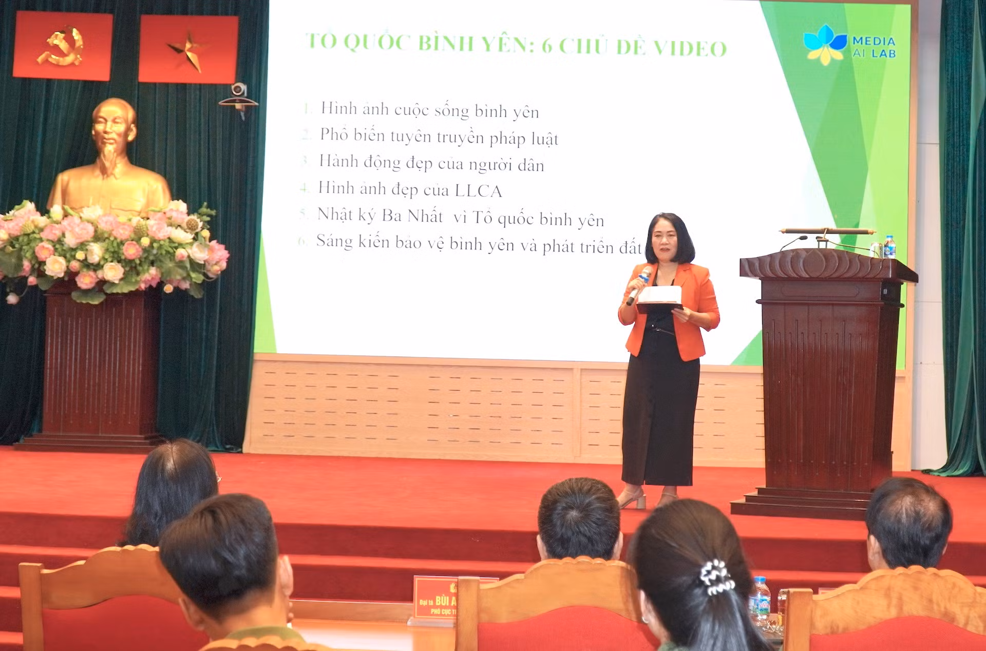 Nhà báo Tạ Bích Loan thông tin các chủ đề video về nội dung Tổ quốc bình yên.