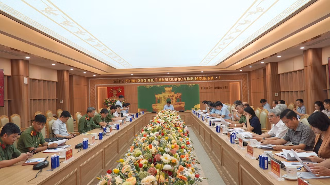 Đại diện Đoàn kiểm tra, giám sát số 17 trình bày dự thảo báo cáo kết quả kiểm tra (đợt 2) của Bộ Chính trị, Ban Bí thư năm 2026 đối với Ban Thường vụ Tỉnh ủy Hưng Yên.