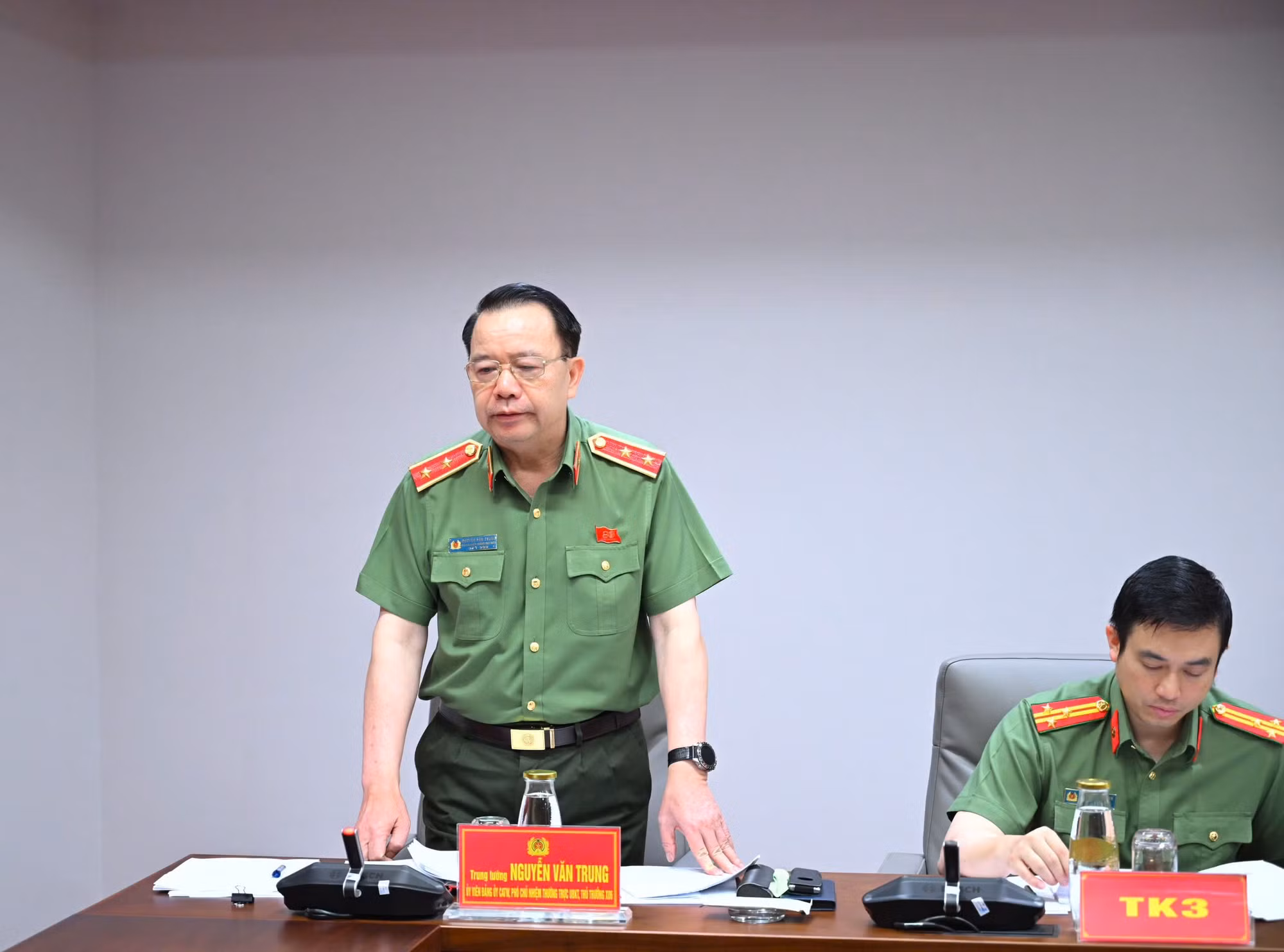 Trung tướng Nguyễn Văn Trung điều hành phần thảo luận.