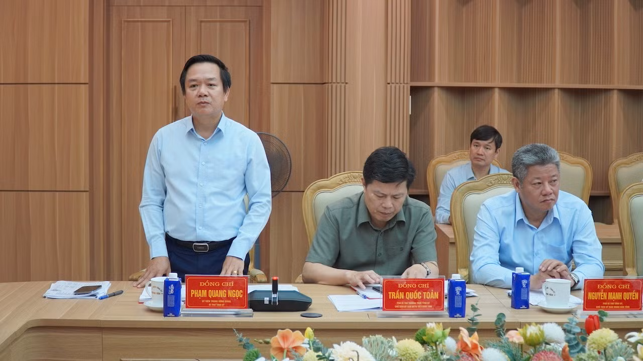 Đồng chí Phạm Quang Ngọc, Ủy viên Trung ương Đảng, Bí thư Tỉnh ủy Hưng Yên tiếp thu ý kiến của Đoàn kiểm tra.