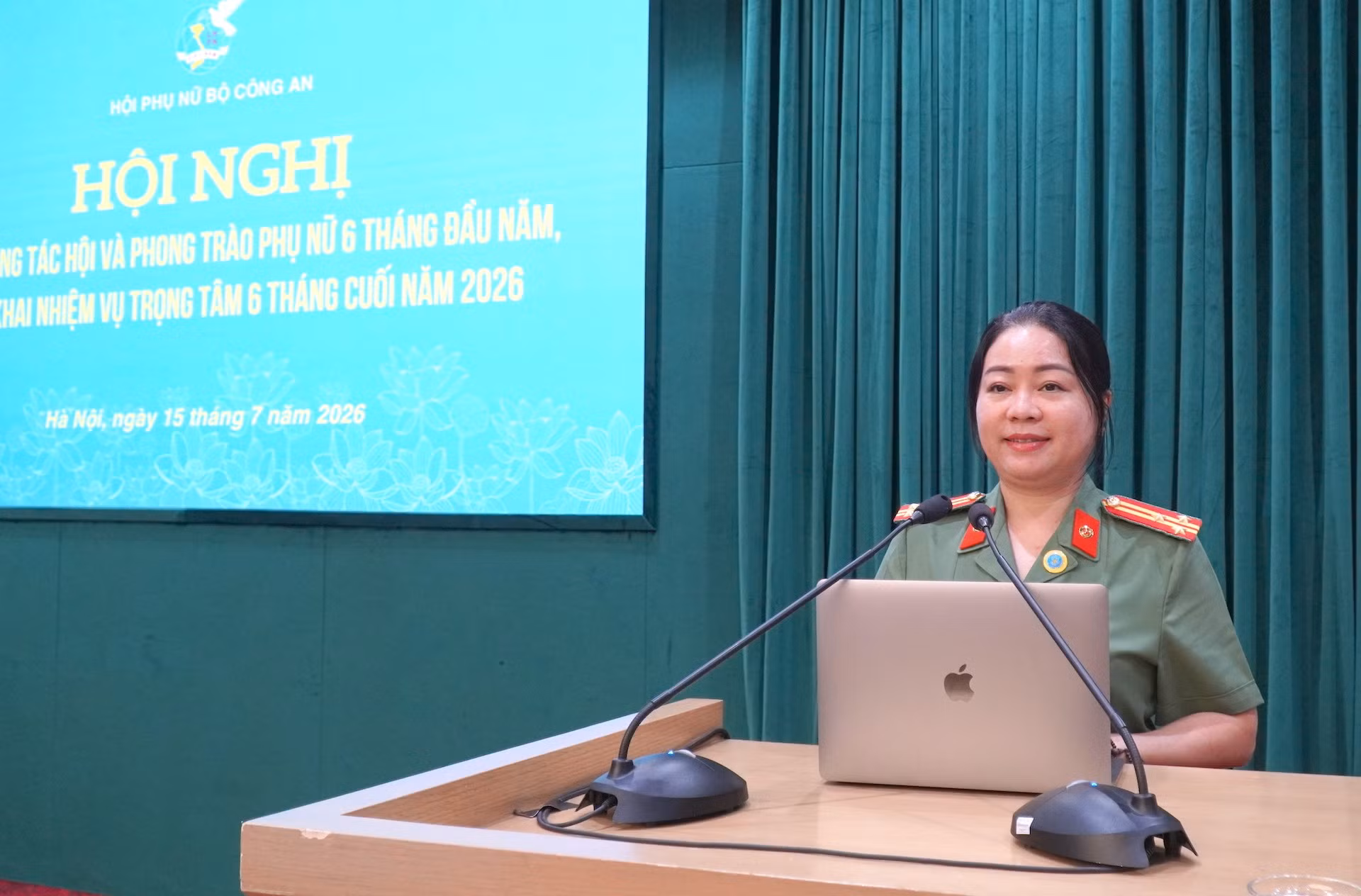 Thượng tá Đào Thị Thu Huyền điều hành tham luận.