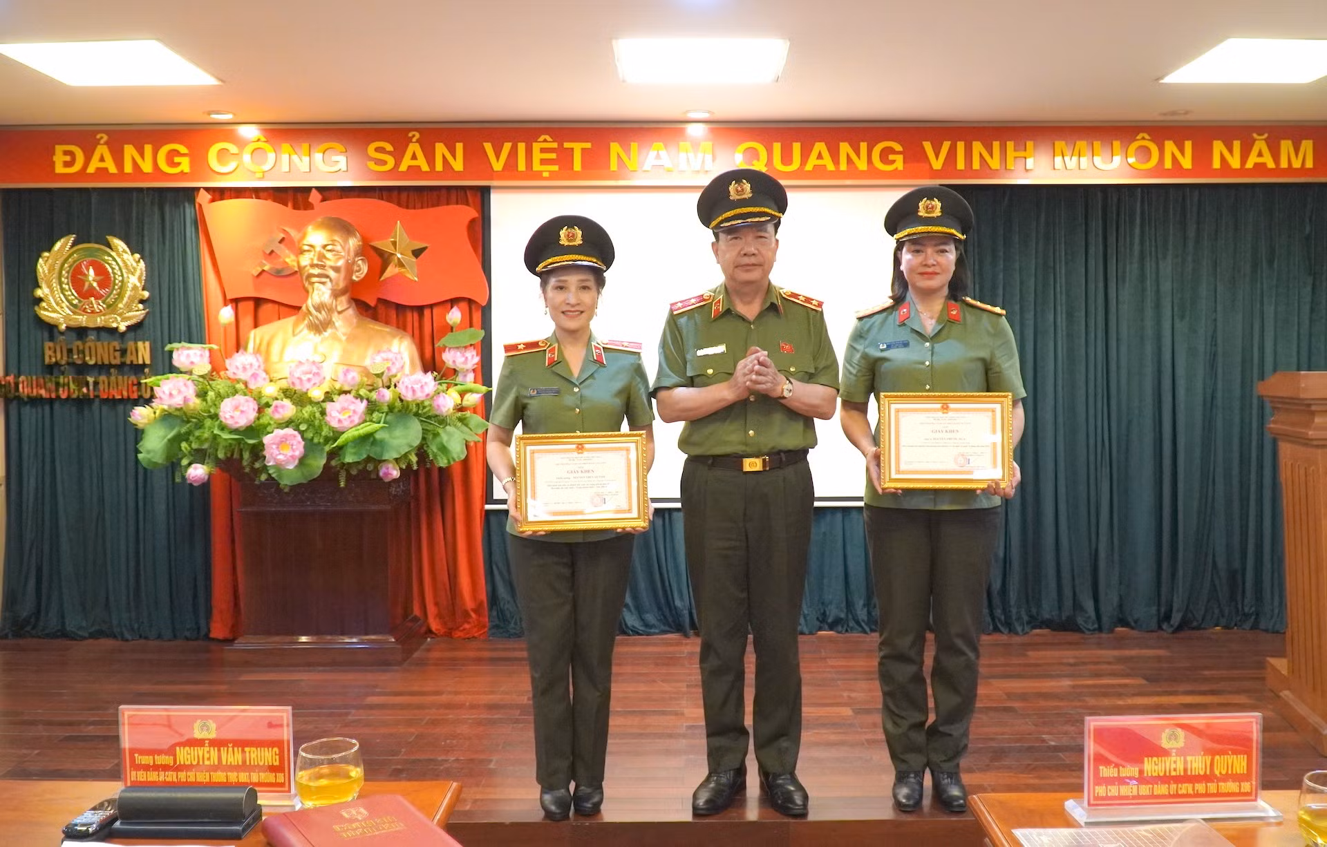 Thủ trưởng Cơ quan UBKT Đảng ủy Công an Trung ương Trung tướng Nguyễn Văn Trung trao Giấy khen tặng các cá nhân có thành tích xuất sắc.