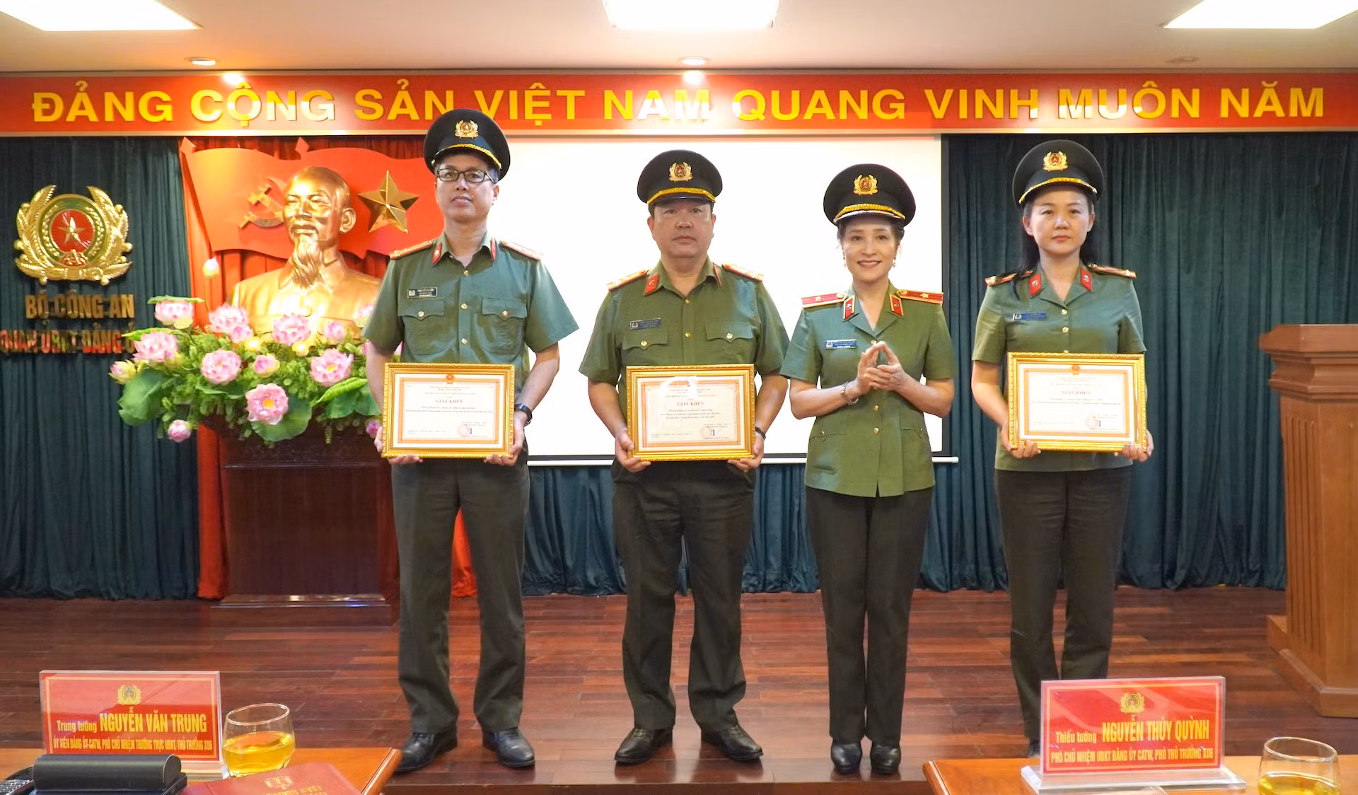 Phó Thủ trưởng Cơ quan UBKT Đảng ủy Công an Trung ương Thiếu tướng Nguyễn Thúy Quỳnh trao Giấy khen tặng các tập thể có thành tích xuất sắc.