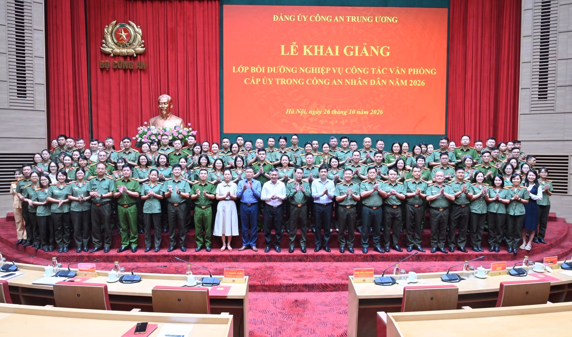 Thứ trưởng Lê Quốc Hùng và các đại biểu dự Lễ khai giảng.