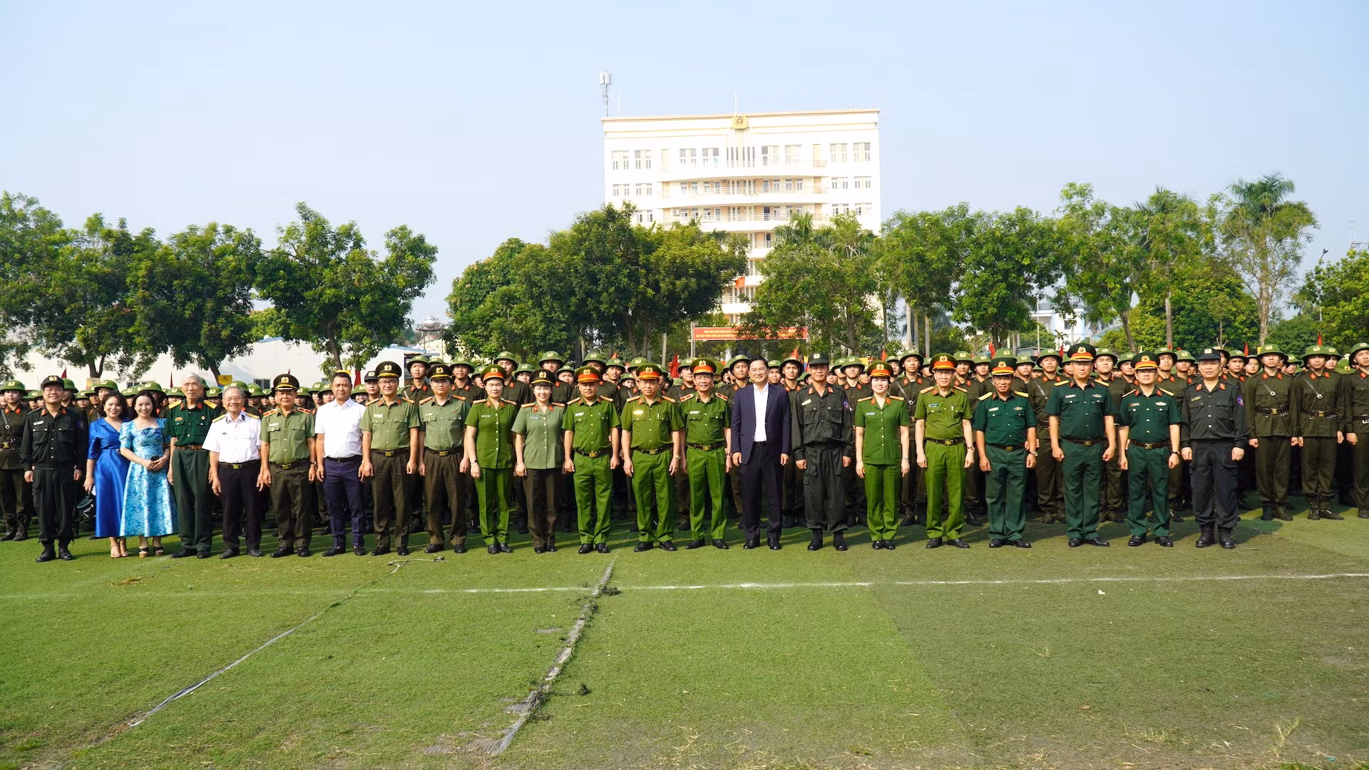 Các đại biểu cùng các học viên tham dự Lễ Khai giảng huấn luyện đầu khóa học viên trúng tuyển đào tạo đại học chính quy tuyển mới tại các trường CAND năm học 2026 - 2027.