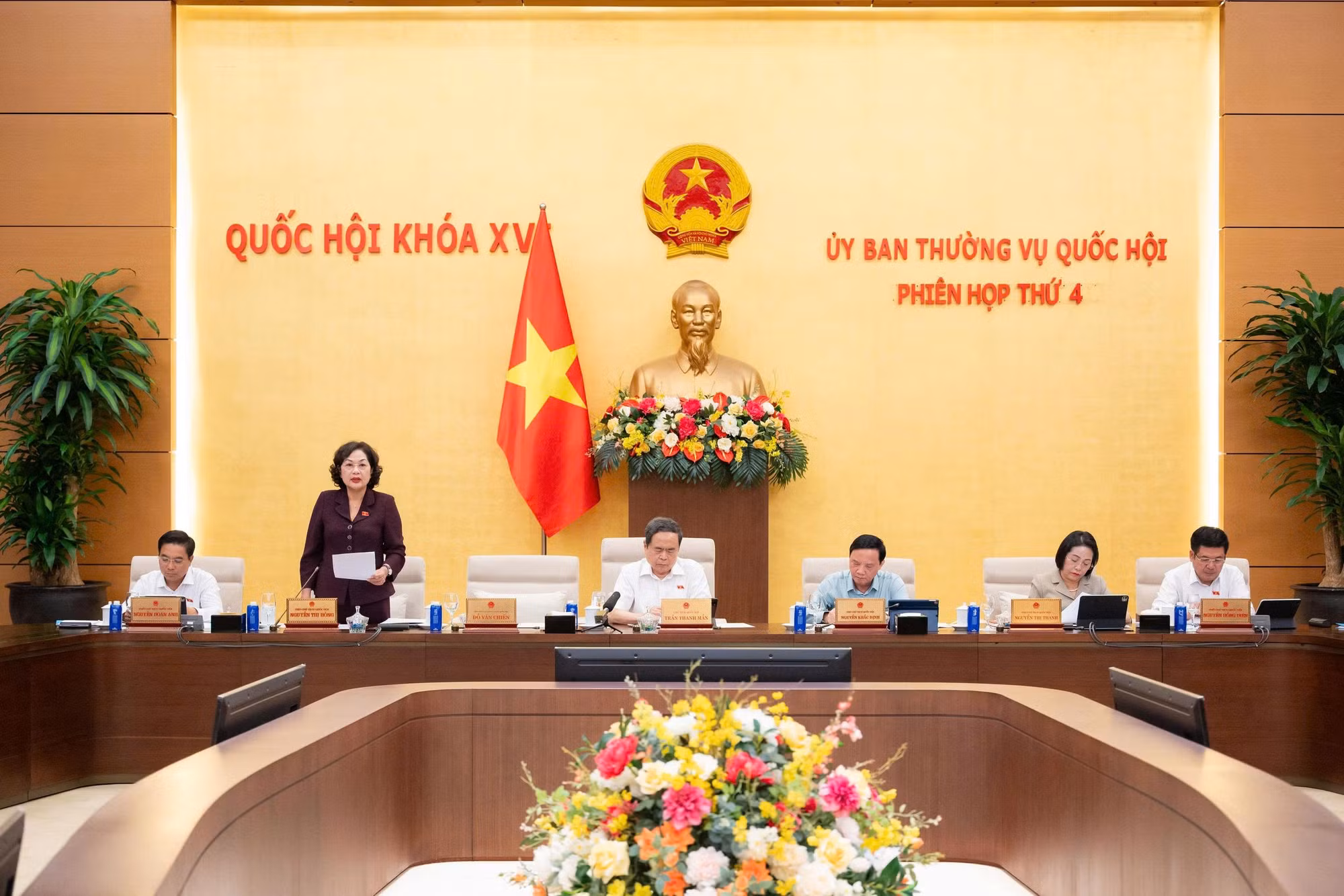 Phó Chủ tịch Quốc hội Nguyễn Thị Hồng điều hành phiên họp.