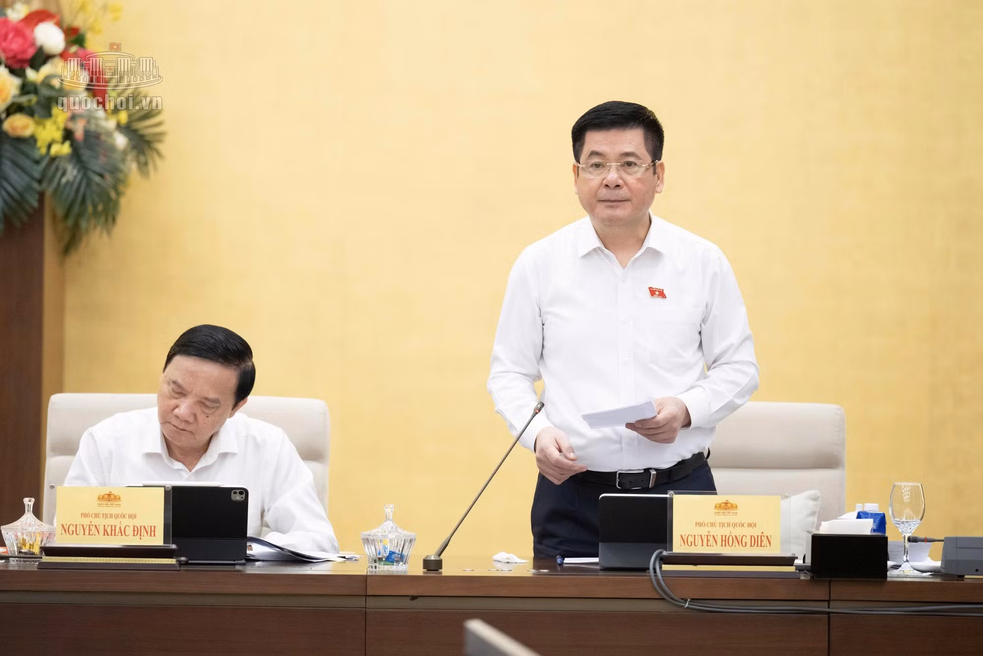 Phó Chủ tịch Quốc hội Nguyễn Hồng Diên điều hành nội dung thảo luận.